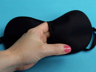 Навіщо в масці для сну кишені?