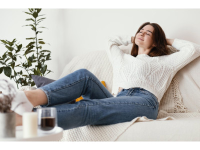 Як гарно накрити диван пледом?